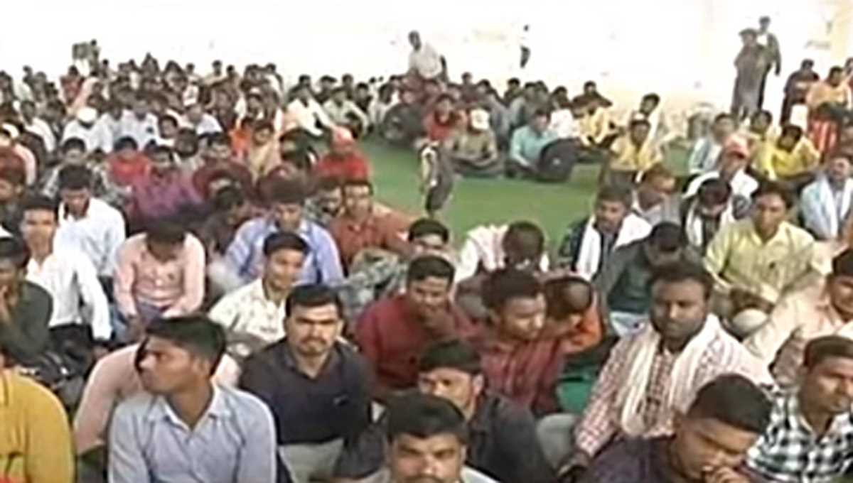 रायपुर में संविदा कर्मियों का अनोखा प्रदर्शन, घुटनों के बल चलकर जताया विरोध